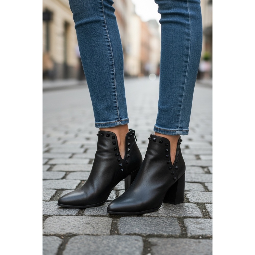 Steve Madden Black Leather Studded V-Cut Block Heel Ankle‎ Booties Pointed Toe